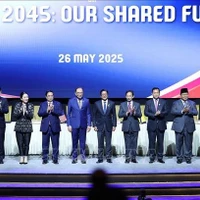 Le Premier ministre Pham Minh Chinh (4e, gauche)à la cérémonie de singature de la Déclaration de Kuala Lumpur intitulée « ASEAN 2045 : Notre avenir commun ». Photo : VNA