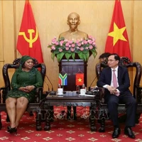 Le professeur associé Dr Duong Trung Y (à droite), vice-président de l'Académie nationale de sciences politiques Hô Chi Minh, rencontre Nomvula Mokonyane, première secrétaire générale adjointe du Congrès national africain (ANC) d'Afrique du Sud. (Photo publiée par VNA)