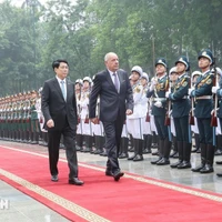Le président Luong Cuong préside la cérémonie d'accueil officielle de son homologue hongrois Sulyok Tamas. Photo : VNA