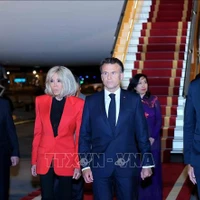 e président français Emmanuel Macron et son épouse sont arrivés à Hanoï dimanche soir 25 mai, entamant une visite d'État de trois jours au Vietnam à l'invitation de son homologue vietnamien Luong Cuong. Photo : VNA