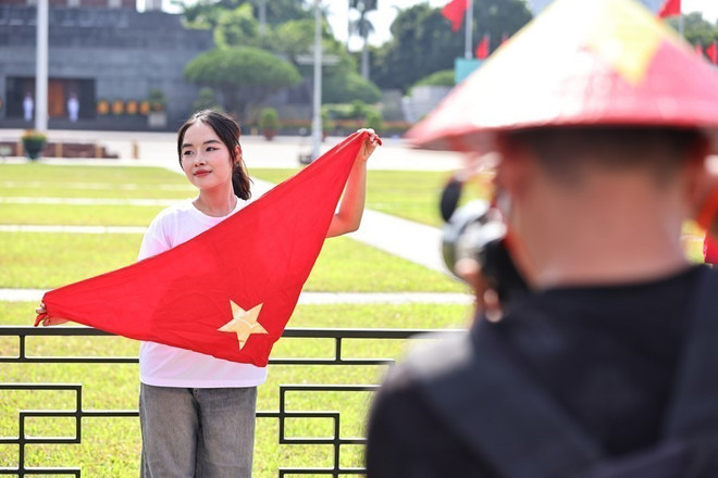 Prendre ces photos est une manière non seulement de conserver des souvenirs, mais aussi d'exprimer l'amour pour la patrie et la gratitude de la jeune génération envers ses prédécesseurs. Photo : VNA check-in-4.jpg