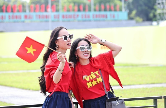 Le drapeau national, rouge à l'étoile jaune, est l'accessoire incontournable pour des photos en ce jour de fête. Photo : VNA check-in-3.jpg