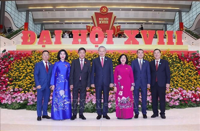 Le secrétaire général du Parti, To Lam, et des délégués à l'ouverture du Congrès de l’organisation du Parti de Hanoï. Photo: VNA dang-2.jpg