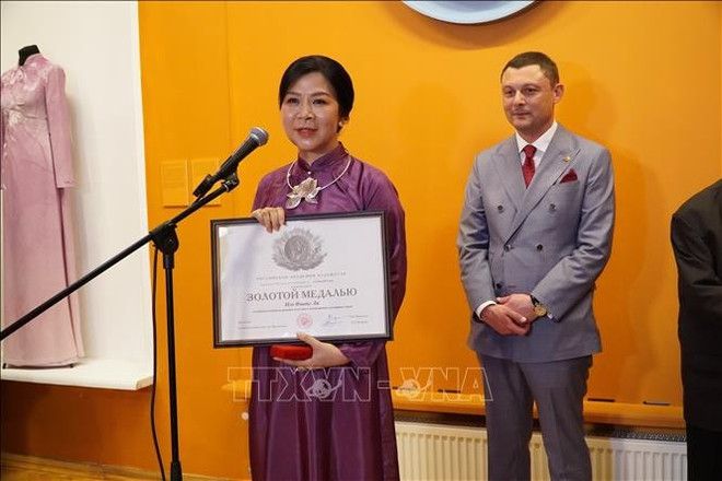 Ngo Phuong Ly se voit remettre la médaille d’or du mérite artistique de l’Académie russe des Arts. Photo: VNA melodie-1.jpg