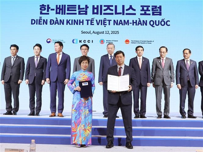 La directrice générale de la VNA, Vu Viet Trang, et Hwang Dae-il, président de l'agence de presse Yonhap, signent un accord de coopération professionnelle pour la nouvelle période. Photo : VNA accord-1.jpg