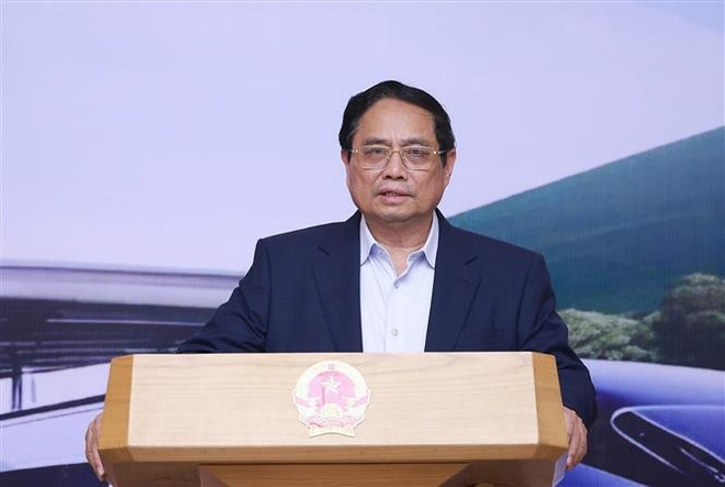 Le Premier ministre s'exprime à la réunion. Photo: VNA vna-potal-thu-tuong-chu-tri-phien-hop-thu-ba-cua-bcd-cac-cong-trinh-trong-diem-du-an-quan-trong-quoc-gia-linh-vuc-duong-sat-8138561.jpg