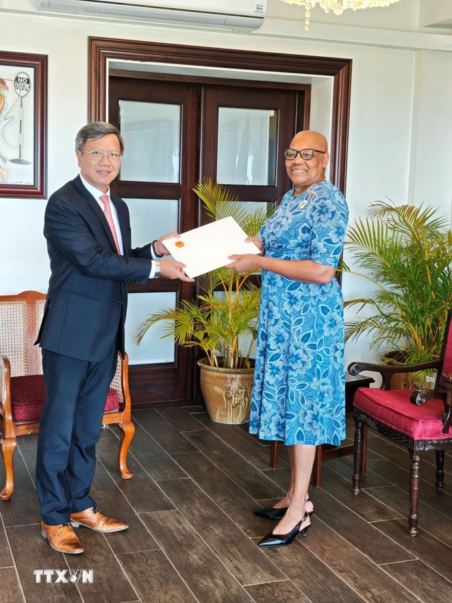 L'ambassadeur du Vietnam à Cuba et à Saint-Kitts-et-Nevis, Lê Quang Long, et la gouverneure générale, Dame Marcella Liburd. Photo: VNA nevis.jpg