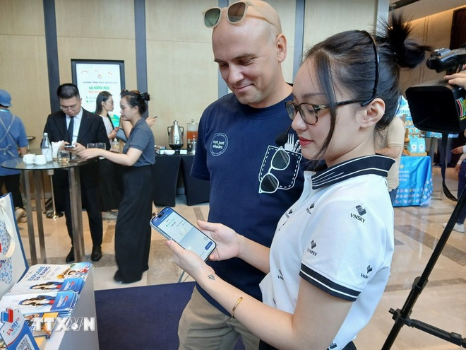 Présentation du logiciel de portefeuille électronique de voyage intelligent aux touristes internationaux. Photo : My Ha/VNA da-nang-1.jpg