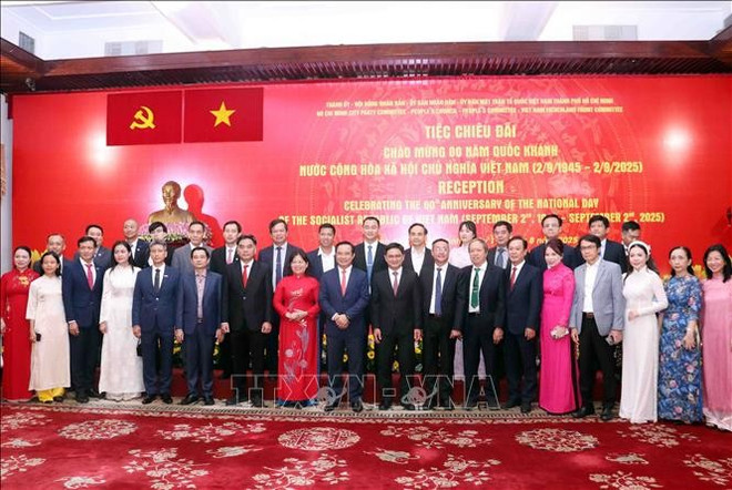Les responsables de Ho Chi Minh-Ville et des représentants d'entreprises exemplaires. Photo: VNA duoc-1.jpg
