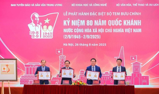 Cérémonie d'émission de la série de timbres postaux commémorant le "80e anniversaire de la Fête nationale de la République Socialiste du Vietnam. Photo: VNA presse-2.jpg