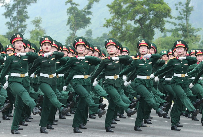 Des femmes du personnel médical participent à l'entraînement collectif. Photo: VNA defile-1.jpg