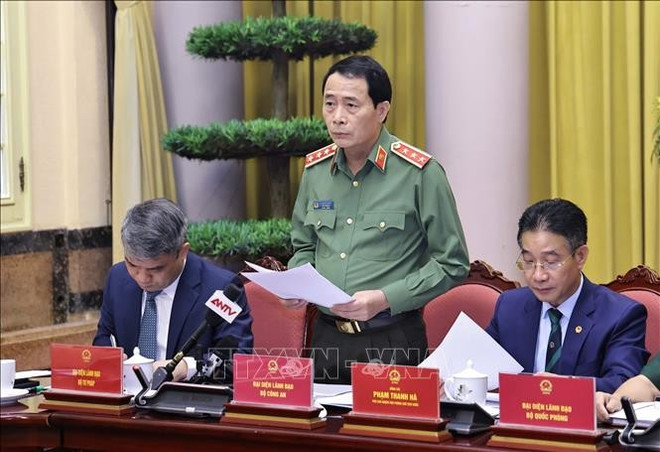 Le vice-président du Comité central du Front de la Patrie du Vietnam, Hoang Cong Thuy, s'exprime à la conférence de presse. Photo: VNA luat-1.jpg