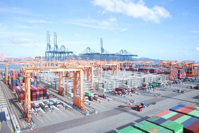 Le port automatisé DGT (Dongwon Global Terminal Busan) est l'un des terminaux à conteneurs les plus récents du port de Busan, le plus grand port maritime de la République de Corée. Photo : VNA cang-1.jpg