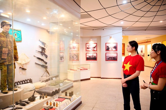 Des touristes dans un musée sur la Victoire de Dien Bien Phu. Photo : CTV/Vietnam+ tourisme-3.jpg