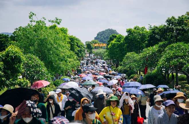 Des touristes affluent pour vénérer les reliques de Bouddha à la pagode Tam Chuc. Photo :Vietnam+ tourisme-4.jpg