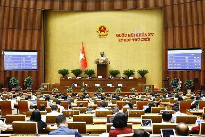 La 15e Assemblée nationale adopte la Loi sur les cadres et les fonctionnaires (modifiée). Photo: VNA luat-1.jpg