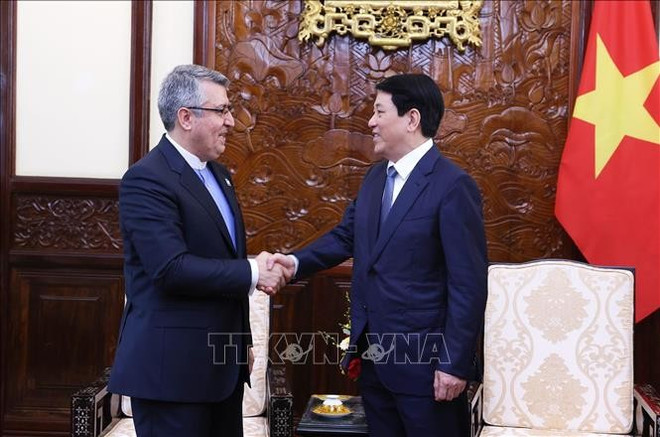 .Le président Luong Cuong (droite) reçoit l'ambassadeur de l'Iran, Ali Akbar Nazari. Photo: VNA canada.jpg