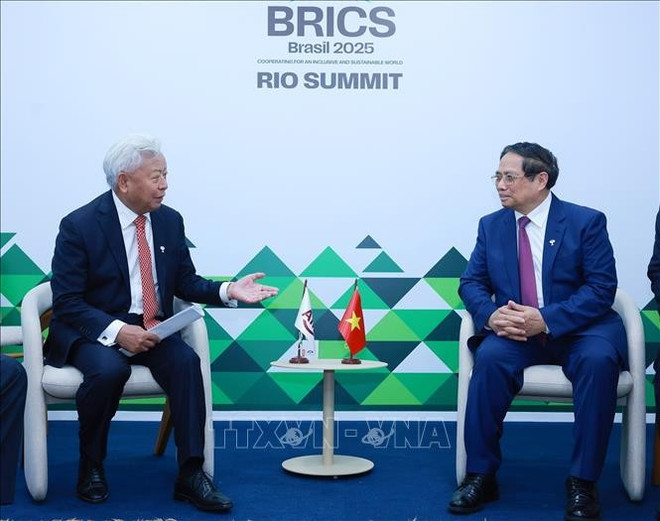 Le Premier ministre Pham Minh Chinh (droite) et le président de la BAII, Jin Liqun. Photo: VNA aiib-1.jpg