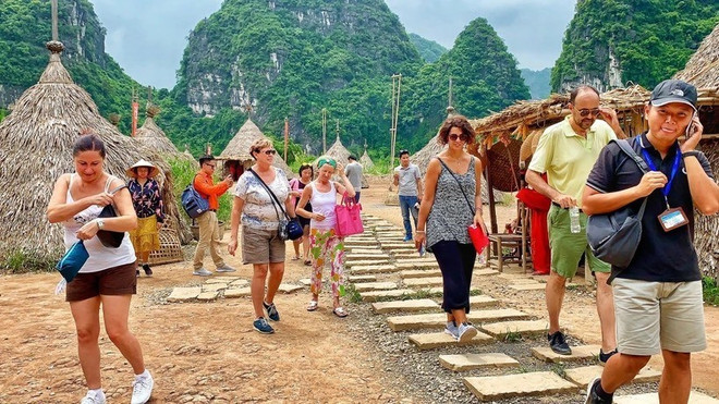Sur les sept premiers mois de 2025, le Vietnam enregistre 12,23 millions de visiteurs internationaux, soit une augmentation de 22,5% par rapport à la même période de l'année précédente. Photo: VNA du-lich-1.jpg