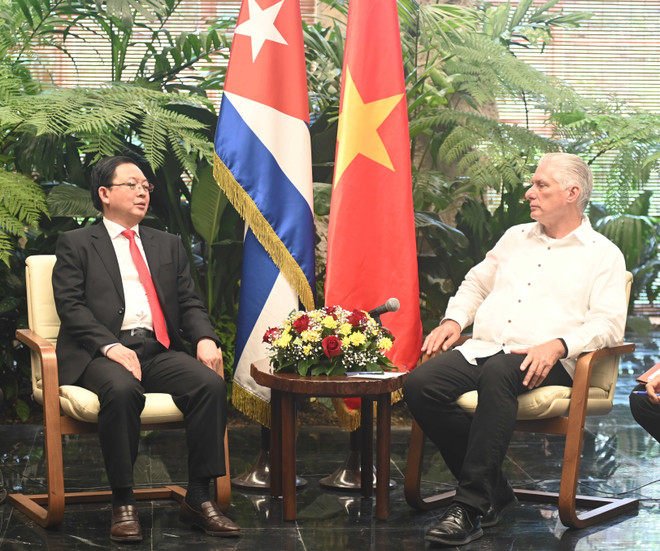 Le vice-Premier ministre Ho Quoc Dung (gauche) rencontre le premier secrétaire et président cubain Miguel Díaz-Canel Bermúdez. Photo: VNA