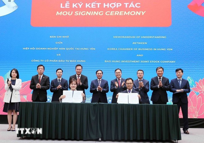 Le vice-Premier ministre et ministre des Affaires étrangères, Bui Thanh Son (au milieu, 2e ligne), assiste à la cérémonie de signature de l'accord de coopération entre l'Association des entreprises sud-coréennes de Hung Yen et la société par actions d'investissement Bao Hung. Photo : VNA to-lam-1.jpg