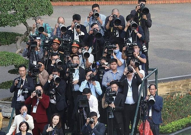 Des journalistes nationaux et internationaux à la cérémonie d'accueil du secrétaire général du Parti communiste chinois et président chinois Xi Jinping, en décembre 2023. Photo : VNA anh-3.jpg