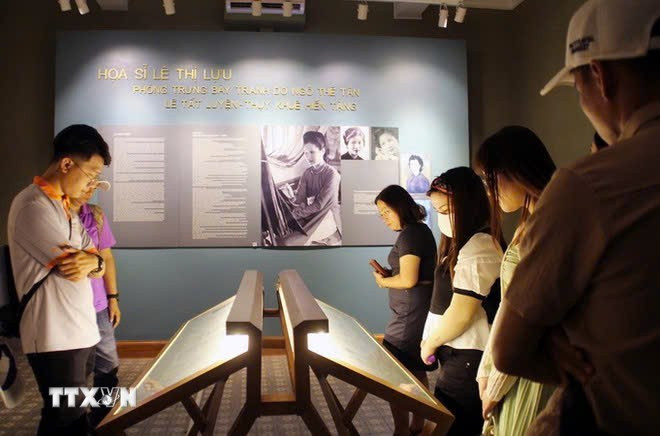 Des touristes découvrent les œuvres exposées au Musée des Beaux-Arts de Hô Chi Minh-Ville. (Photo ; VNA du-lich-1.jpg
