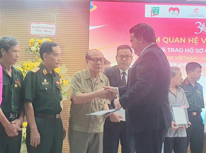 L'ambassadeur des Etats-Unis au Vietnam Marc Knapper remis des vestiges de guerre aux familles des martyrs vietnamiens. Photo: VNA expo-1.jpg