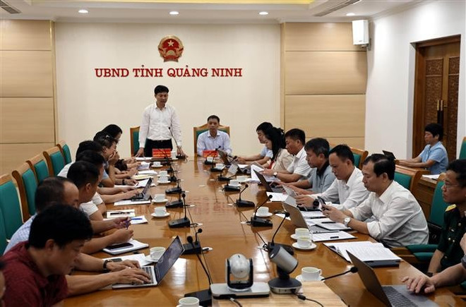 Séance de travail entre le Comité populaire de la province de Quang Ninh et l'Administration météorologique et hydrologique du Vietnam. Photo: VNA tau-1.jpg