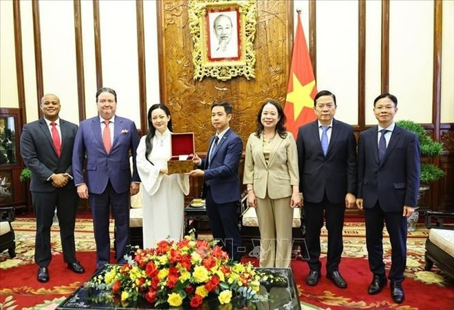 Amanda Nguyên remet à la partie vietnamienne des graines de lotus vietnamiennes qu'elle avait emportées avec elle dans l'espace. Photo: VNA xuan.jpg