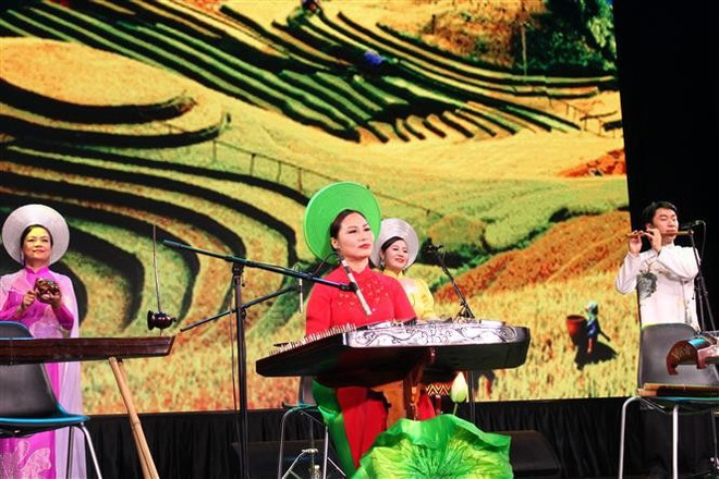 Un numéro artistique interprété par des artistes vietnamiens. Photo: VNA russie.jpg