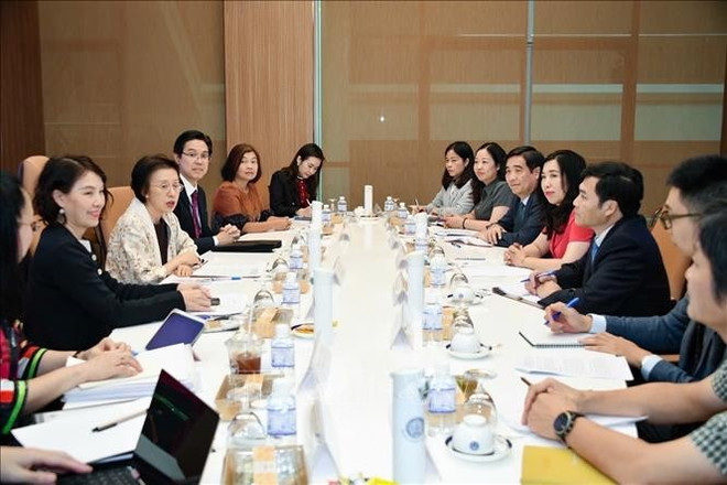 La vice-ministre des Affaires étrangères, Le Thi Thu Hang (droite), rencontre le 9 octobre la secrétaire permanente aux affaires étrangères, Eksiri Pintaruchi. Photo: VNA thai-lan-1.jpg