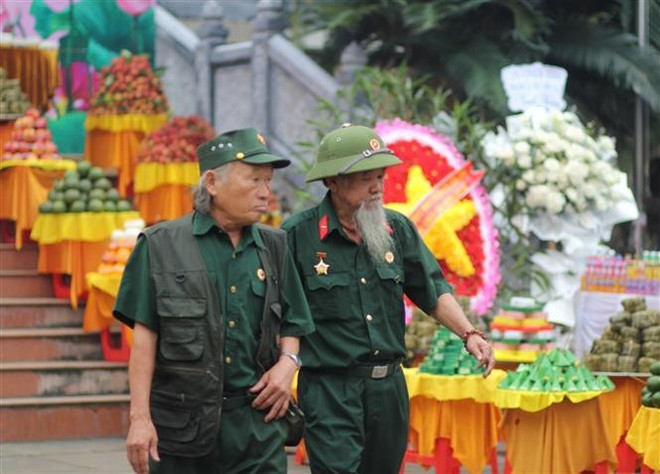 Les anciens combattants rendent visite à leurs camarades tombés au combat au cimetière des martyrs de Duc Co. Photo: VNA hoqge-1.jpg