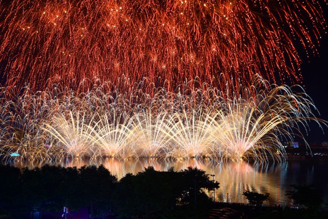 La rivière Han illuminé lors de la grande finale du DIFF 2025. Photo : Tran Cong Chinh han.jpg