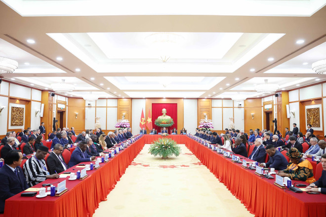 Le secrétaire général du Parti communiste du Vietnam, Tô Lâm, rencontre les chefs des délégation des pays participant à la cérémonie d'ouverture à la signature de la Convention de Hanoï. Photo: VNA to-lam-7938.jpg