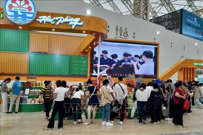 Des visiteurs à un stand de la ville de Hai Phong. Photo: VNA foire-2.jpg