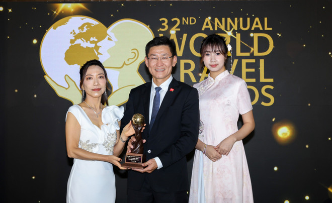 Un représentant de Vietjet reçoit le titre de « Meilleure compagnie aérienne d’Asie – Expérience client 2025. Photo: Vietjet vj-1.jpg