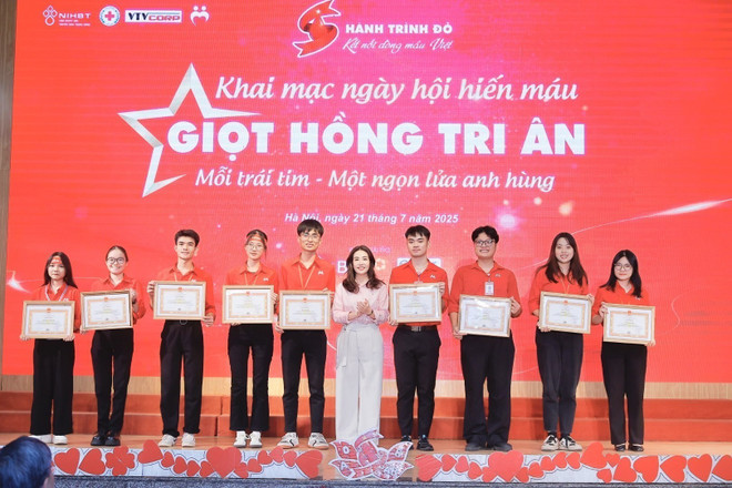 Remise des certificat aux jeunes volontaires exemplaires. Photo: VNA vna-potal-khai-mac-ngay-hoi-hien-mau-giot-hong-tri-an-lan-thu-15-8162175.jpg