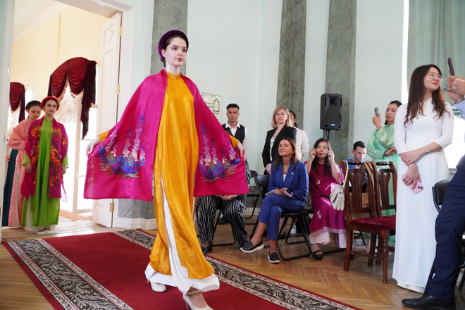 Lors de cet événement, des femmes russes présentent l'ao dai, la tunique traditionnelle des femmes vietnamiennes. Photo: VNA tranh-1.jpg