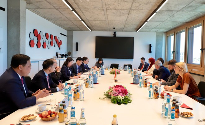 La vice-présidente du Vietnam, Vo Thi Anh Xuân, rencontre la délégation du présidium de la Fondation Rosa-Luxemburg-Stiftung (RLS). Photo: VNA duc-1.jpg