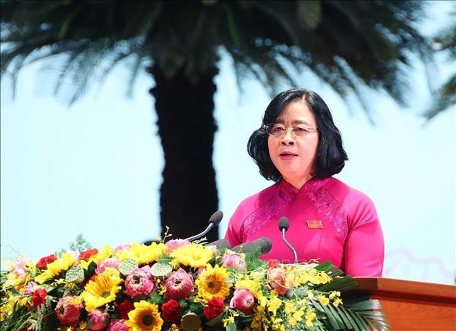 Bui Thi Minh Hoai, membre du Bureau politique, secrétaire du Comité municipal du Parti et cheffe de la délégation des députés de Hanoï à l’Assemblée nationale, s'expime à l'ouverture du 18e Congrès de l'organisation du Parti de Hanoï. Photo: VNA dang-3.jpg