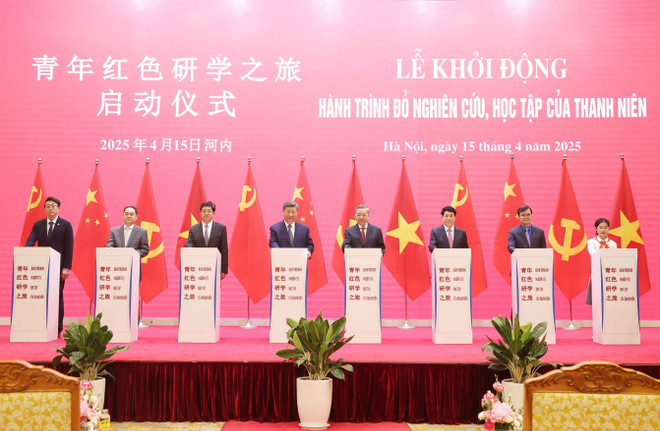 Le secrétaire général du Comité central du Parti communiste du Vietnam To Lam (4e, droite), le président de la République Luong Cuong (3e, droite) et le secrétaire général du Comité central du Parti communiste chinois et président Xi Jinping (4e, gauche) à la cérémonie de lancement du Voyage rouge. Photo: VNA 4.jpg