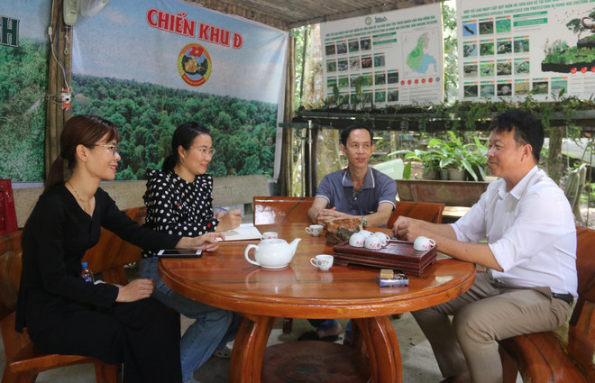 Une journaliste de la VNA (2e à partir de la gauche) et des personnes travaillant dans le Centre culturel et historique de la Zone de guerre D. Photo : VNA vna-potal-dong-thong-tin-chinh-thong-tu-chien-khu-d-8254253.jpg