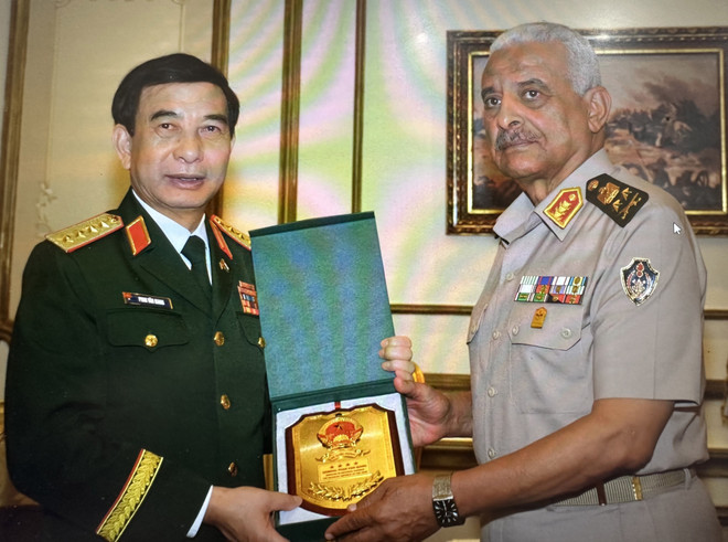 Le général Phan Van Giang (à gauche), ministre vietnamien de la Défense, et son homologue égyptien, le général Abdel Mageed Saqr, signent une Lettre d'intention sur la promotion de leur coopération dans la défense. Photo: VNA egypte.jpg