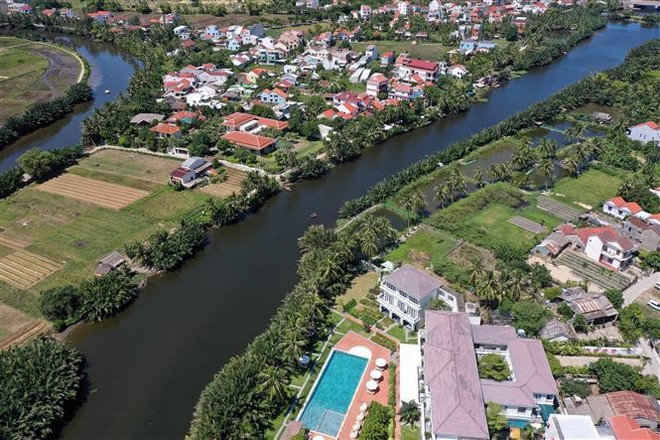 Câm Thanh séduit par la beauté immaculée de sa cocoteraie de Bay Mâu, qui s’étend sur près de 100 hectares. Photo: VNA cam-thanh-1.jpg