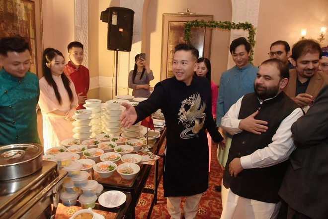 Des délégués visitent un stand du Vietnam. Photo: ambassade du Vietnam au Pakistan asean-1.jpg