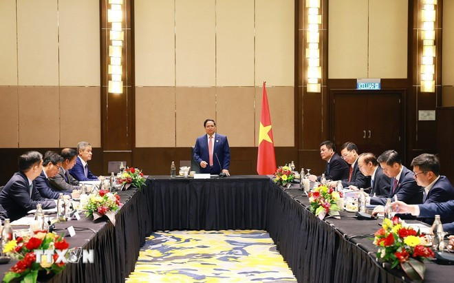 Le Premier ministre Pham Minh Chinh rencontre les ambassadeurs vietnamiens au sein de l'ASEAN. Photo: VNA chinh-1.jpg