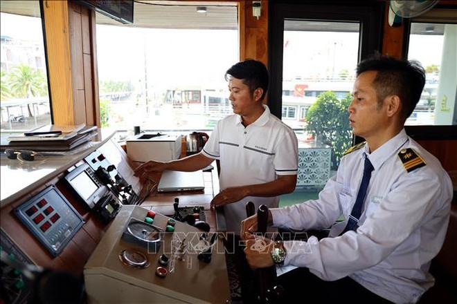 Le propriétaire et le capitaine du croisière Apollo vérifient les équipements de sécurité installés à bord. Photo: VNA ha-long-1.jpg