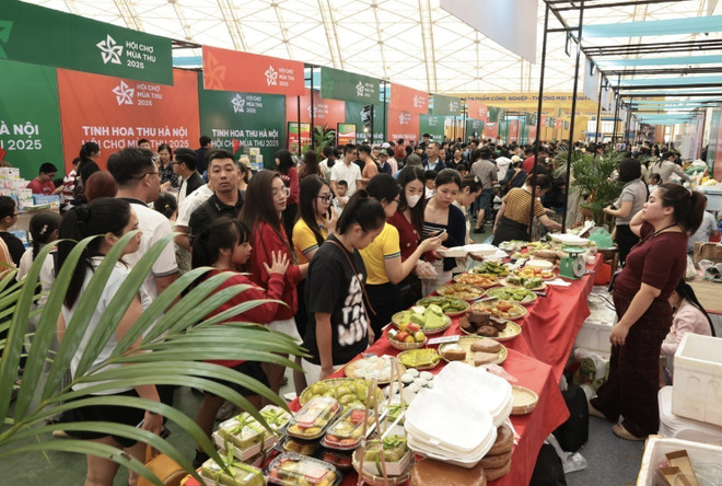 De nombreux visiteurs à la Foire d'Automnes dès sa première journée. Photo: VNA foire-1.jpg