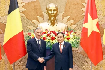 Le président de l'Assemblée nationale du Vietnam, Tran Thanh Man (droite), a rencontré le 1er avril à Hanoï le roi Philippe de Belgique. Photo : VNA